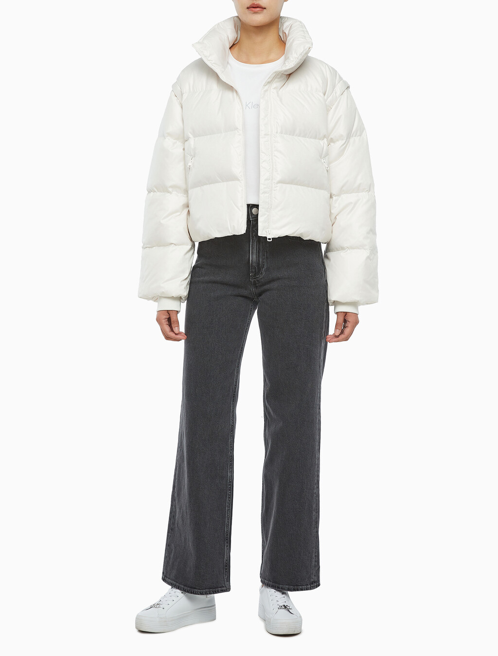 Buy 여성 글로시 디터쳐블 크롭 다운 푸퍼 in color WHITE