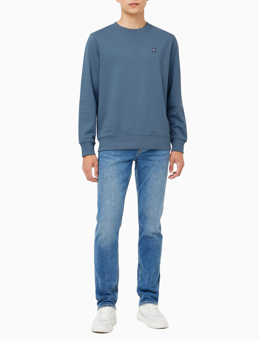 Buy 남성 레귤러핏 CK 뱃지 로고 스웻셔츠 in color BLUE