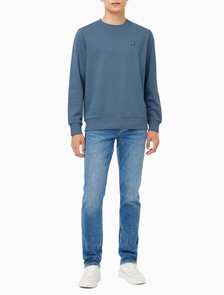 Buy 남성 레귤러핏 CK 뱃지 로고 스웻셔츠 in color BLUE