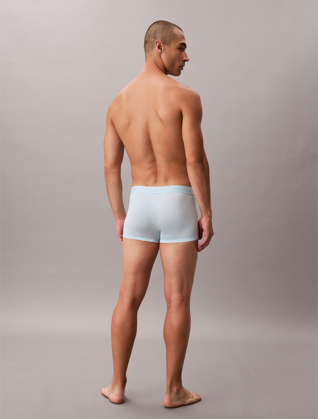 Buy 남성 모던 로고 패치 마이크로 로우 라이즈 트렁크 in color Sky Blue