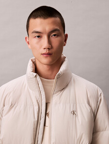 Buy 남성 릴랙스드 숏 다운 푸퍼 in color CHALK