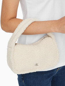 Buy 여성 CKJ 블락 쉐르파 미니백 in color IVORY