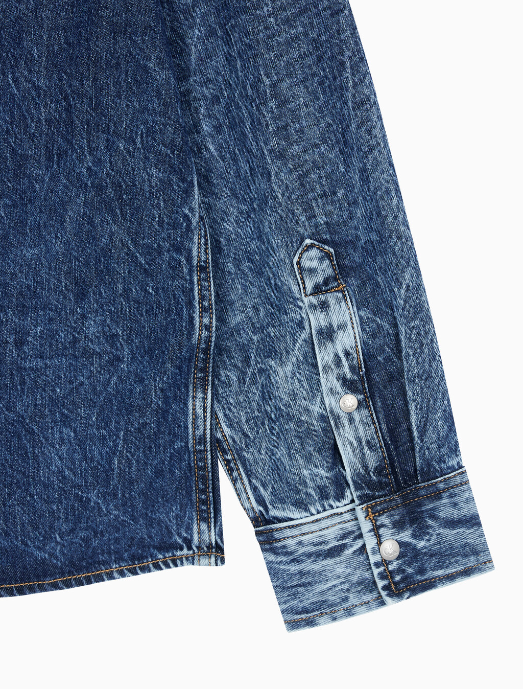 Buy 남성 릴렉스핏 유틸리티 데님 셔츠 in color MID BLUE BACK EMBRO