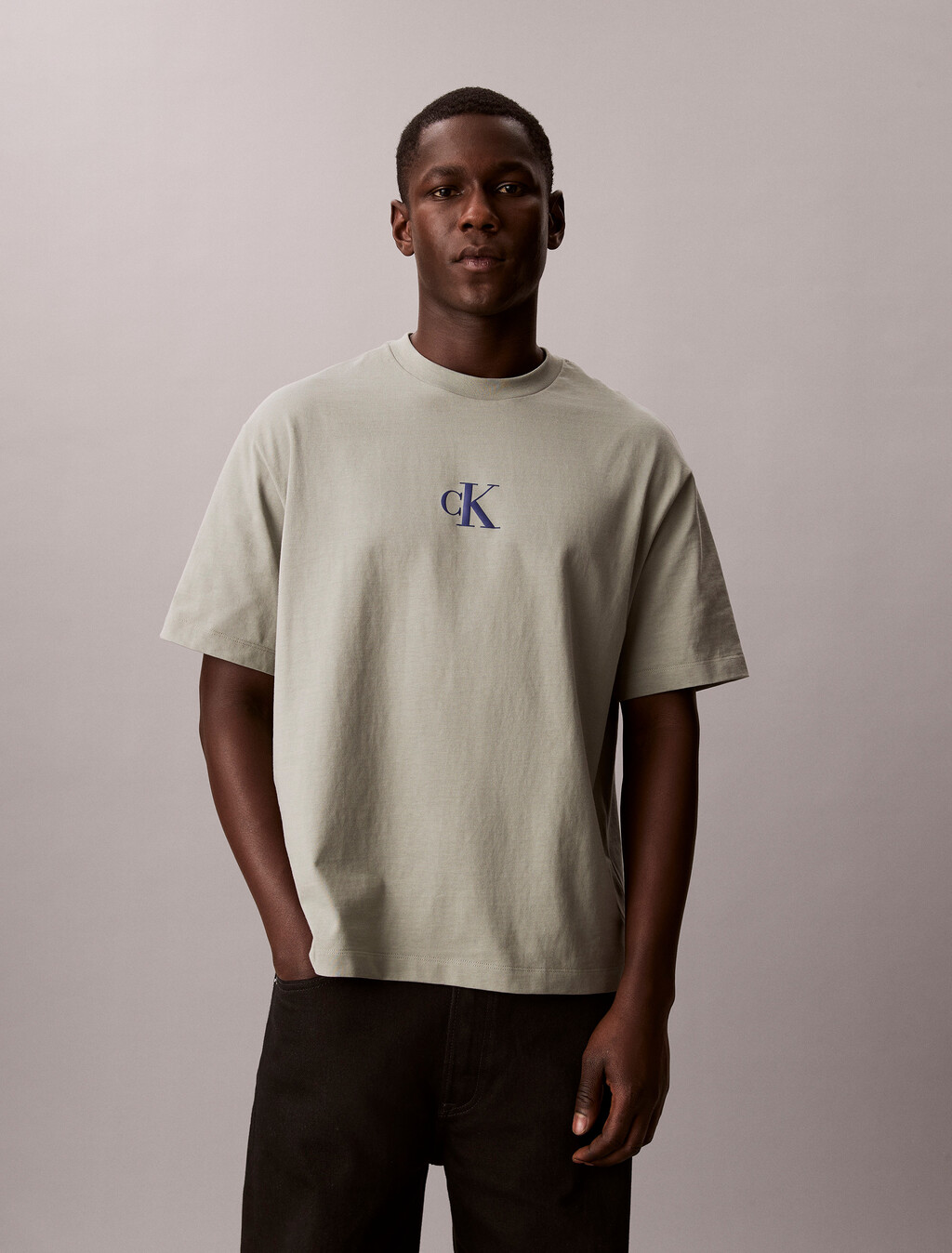 Buy 릴렉스드핏 16S 저지 엠보스드 모노로고 티 in color Grey