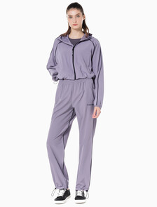 Buy 여성 릴랙스핏 우븐 조거 팬츠 in color BLK AOP/BITTER