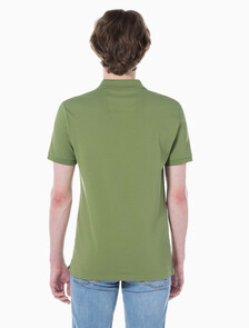 Buy 남성 슬림핏 CK 로고 뱃지  폴로 티셔츠 in color KHAKI
