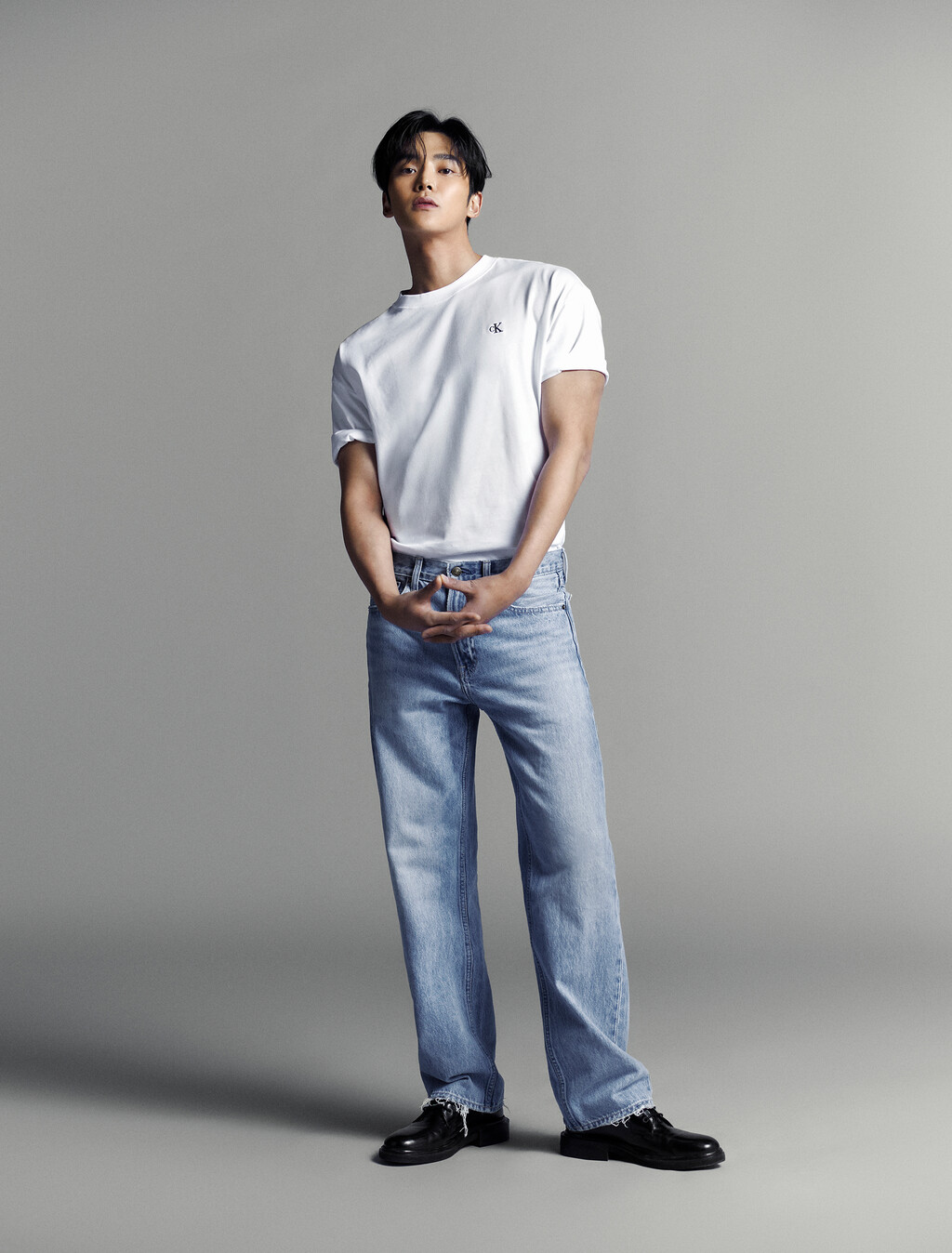 Buy 남성 릴렉스핏 아카이브 로고 반팔 티셔츠 in color BRILLIANT WHITE