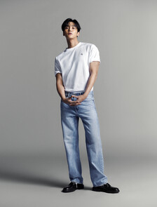 Buy 남성 릴렉스핏 아카이브 로고 반팔 티셔츠 in color BRILLIANT WHITE