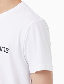 Buy 남성 레귤러핏 인스티튜셔널 로고 스트레치 반팔 티셔츠  in color BRIGHT WHITE