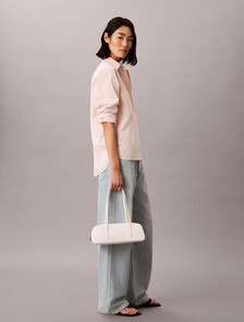 Buy 여성 엠보스드 로고 포일 글로시 발레토 백 in color White Alyssum