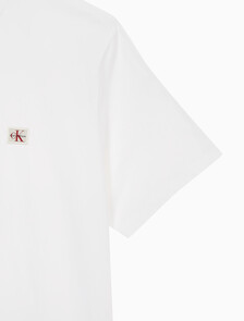 Buy 남성 클래식핏 뱃지 로고 반팔 티셔츠 in color BRIGHT WHITE