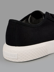 Buy 여성 비비 로우 레이스업 캔버스 스니커즈 in color CK BLACK