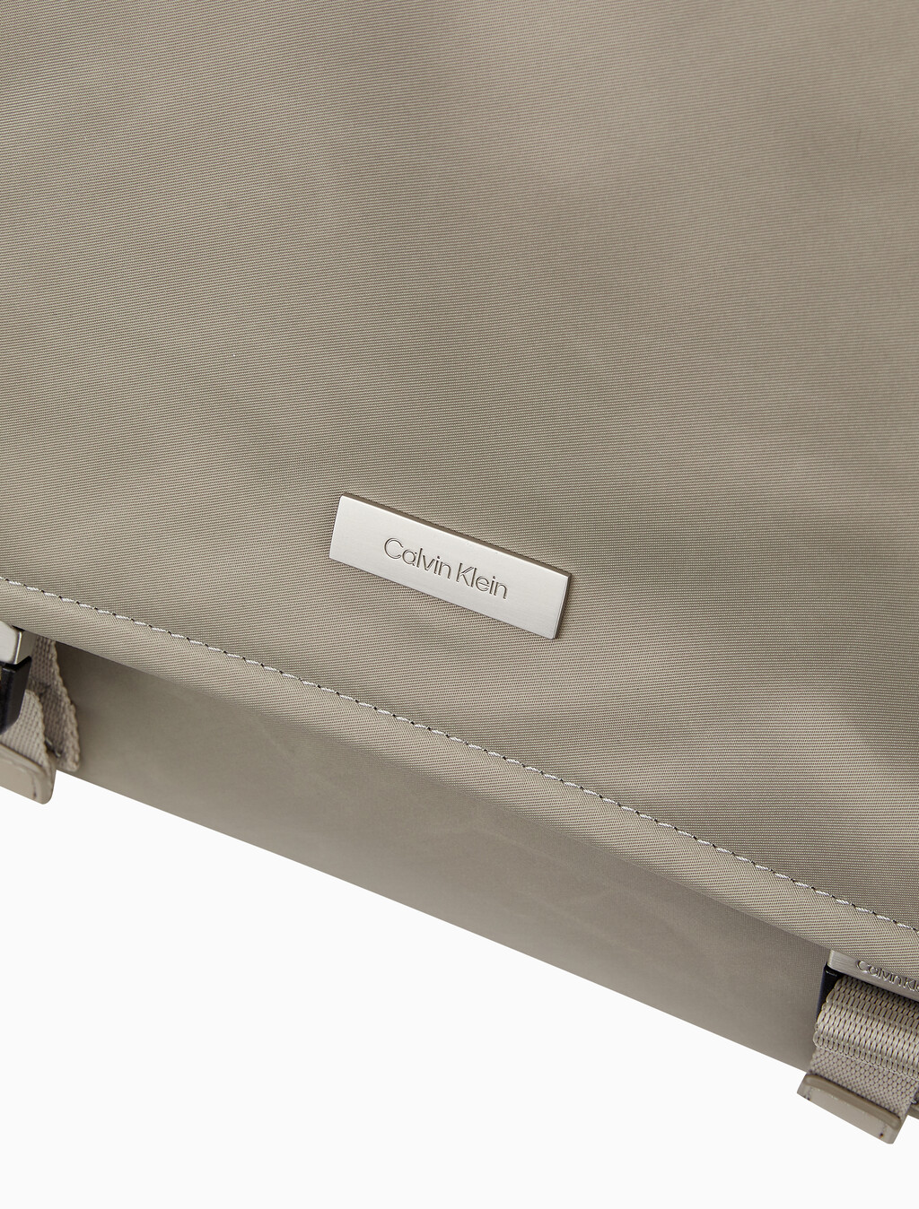 Buy 남성 슬릭 나일론 메신저 라지 in color Desert Taupe
