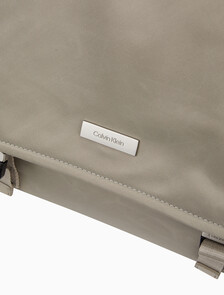 Buy 남성 슬릭 나일론 메신저 라지 in color Desert Taupe
