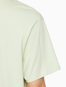 Buy 남성 레귤러핏 커브 바시티 로고 반팔 티셔츠 in color ALOE WASH