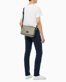 Buy 남성 CKJ 스포츠 에센셜 카메라백 in color ATLANTIC TAUPE