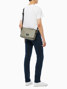 Buy 남성 CKJ 스포츠 에센셜 카메라백 in color ATLANTIC TAUPE