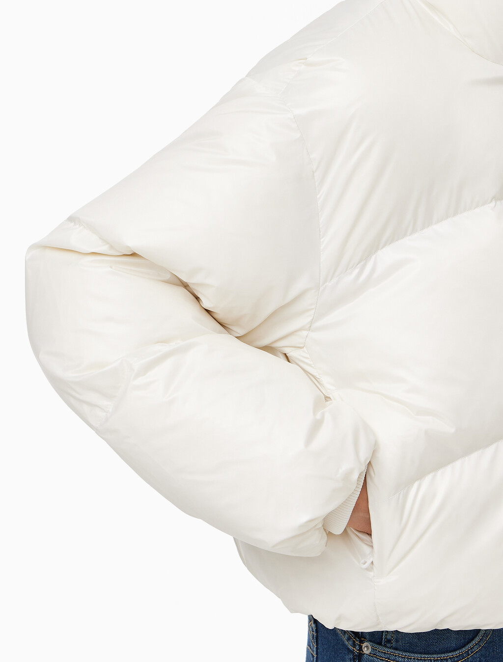 Buy 여성 크롭 글로시 커브드 퀼팅 다운 푸퍼 in color WHITE