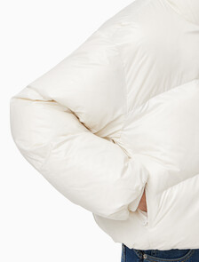 Buy 여성 크롭 글로시 커브드 퀼팅 다운 푸퍼 in color WHITE