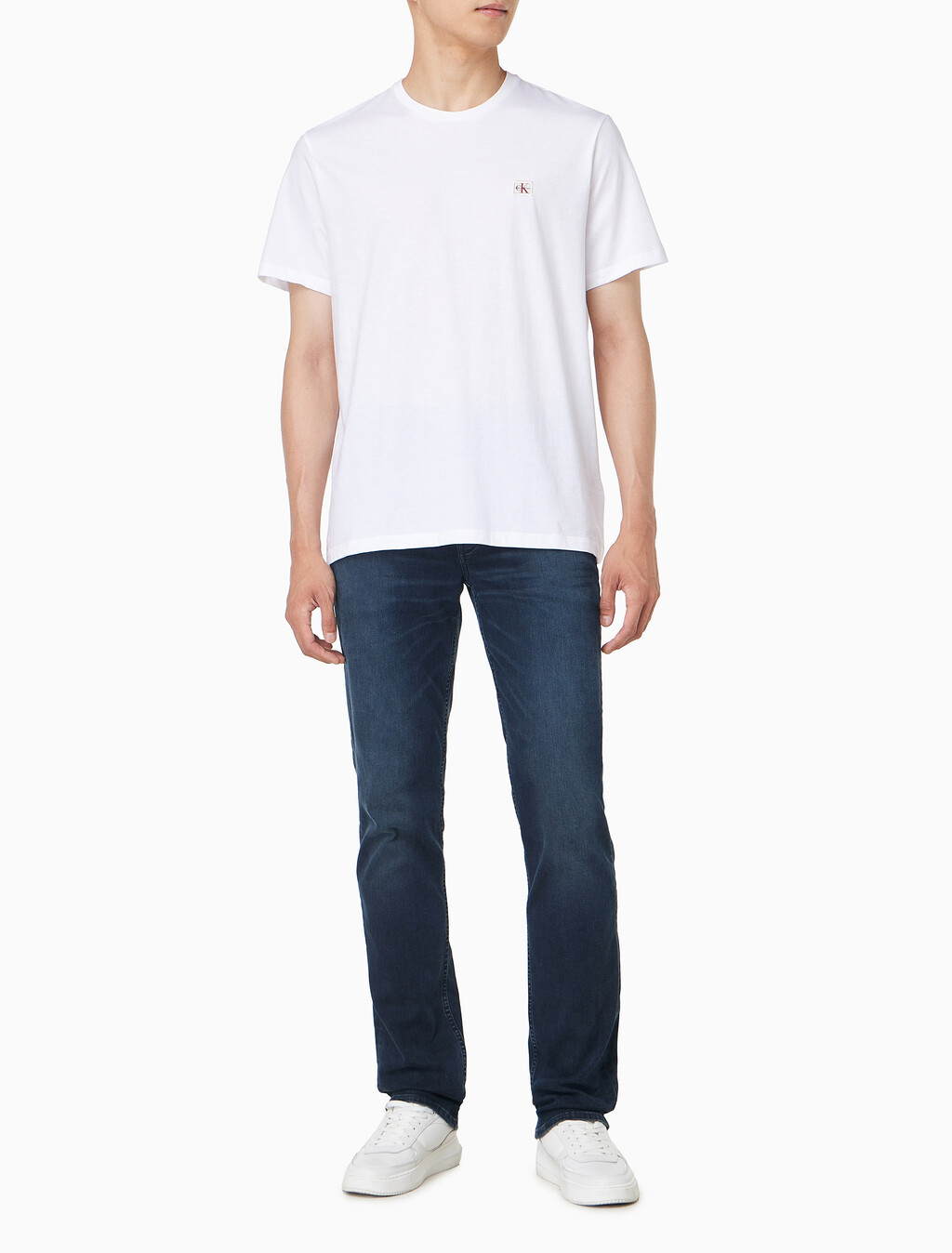 Buy 남성 클래식핏 뱃지 로고 반팔 티셔츠 in color BRIGHT WHITE