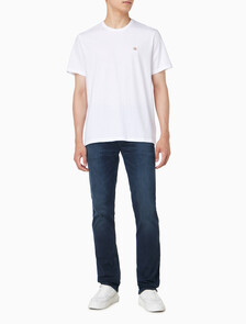 Buy 남성 클래식핏 뱃지 로고 반팔 티셔츠 in color BRIGHT WHITE