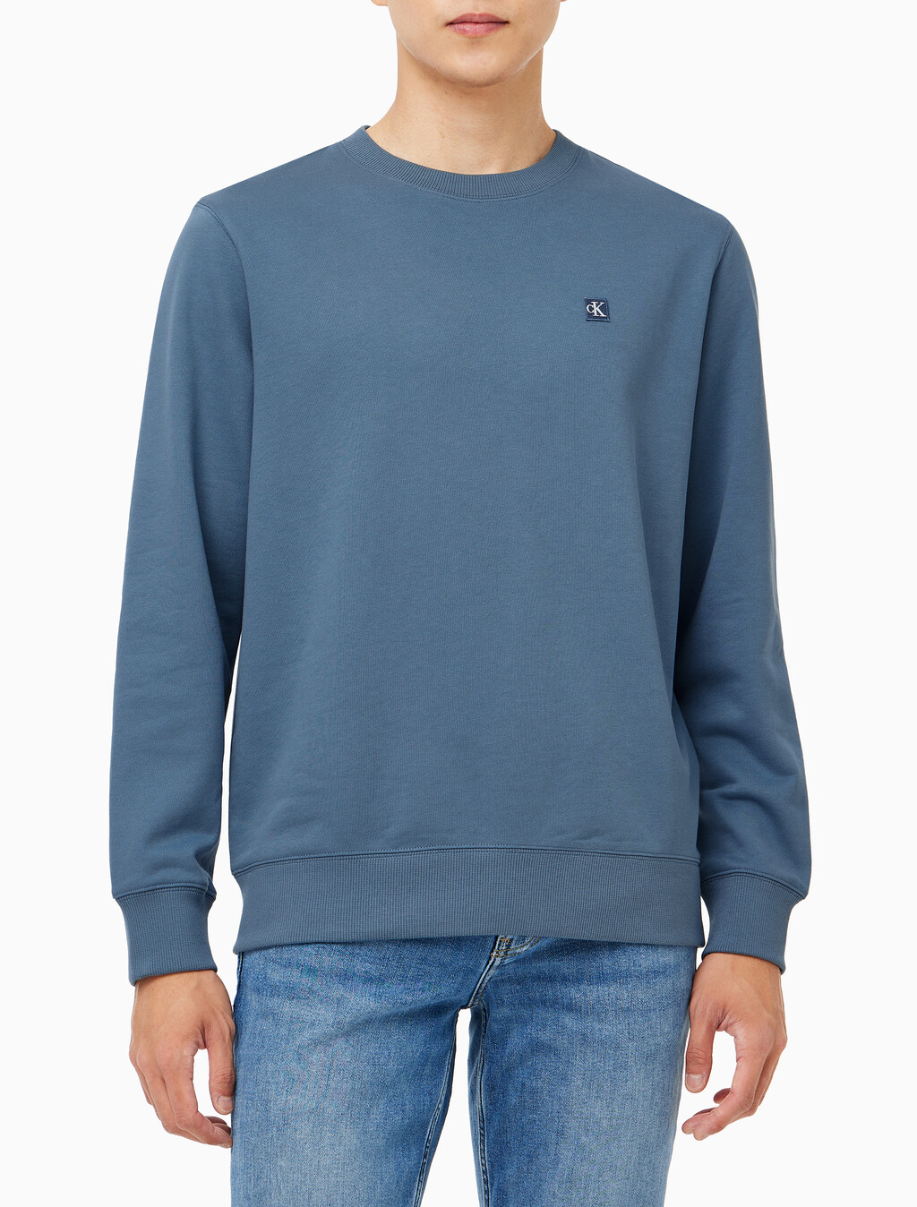 Buy 남성 레귤러핏 CK 뱃지 로고 스웻셔츠 in color BLUE