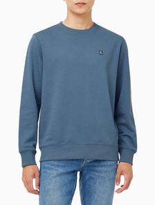 Buy 남성 레귤러핏 CK 뱃지 로고 스웻셔츠 in color BLUE