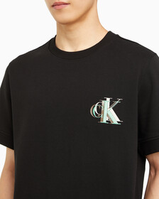 Buy 남성 레귤러핏 오프 플레이스드 모노그램 스웨트 반팔 티셔츠 in color CK BLACK