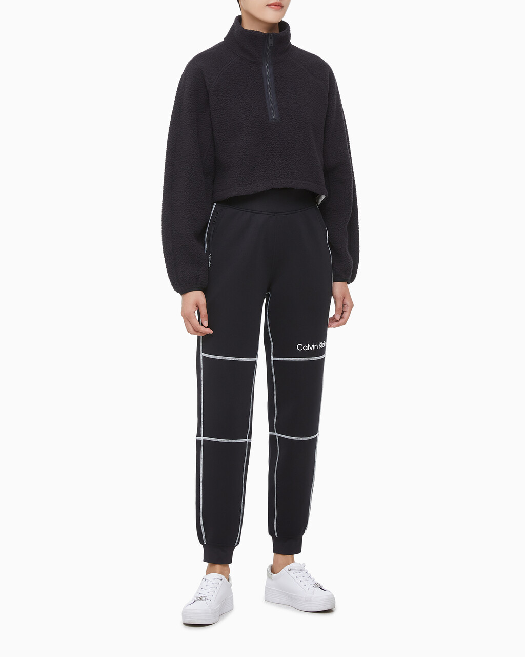 Buy 여성 릴랙스핏 쉐르파 크롭 풀오버 in color BLACK