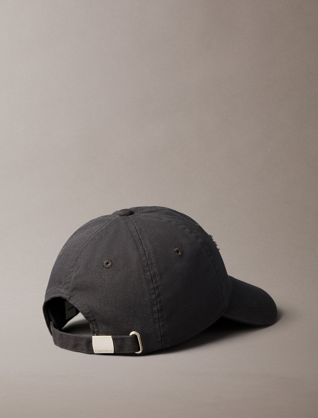 Buy 남녀공용 시즈널 워시드 코튼 캔버스 스몰 패치 볼캡 in color PIRATE BLACK