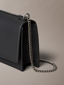 Buy 여성 CKJ 미니멀 모노그램 플랩 체인 숄더백 in color BLACK