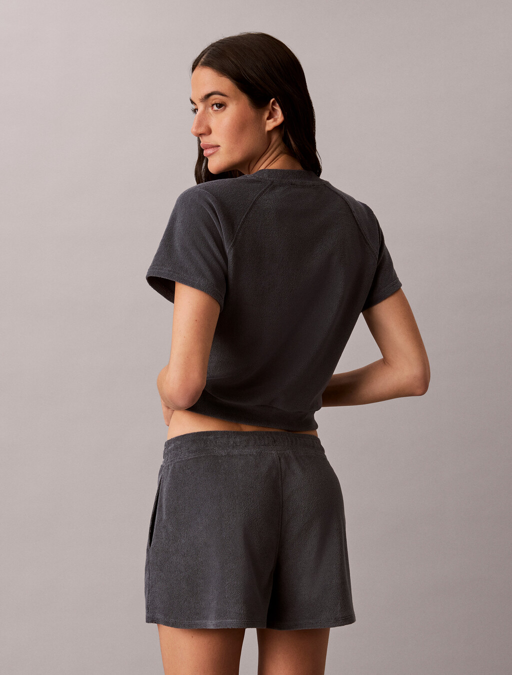 Buy 여성 타올 크롭 스웻셔츠 in color DARK GREY