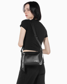 Buy 여성 CKJ 스컬티드 숄더백 in color BLACK
