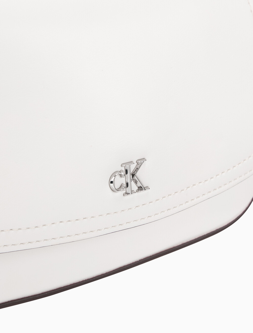 Buy 여성 하드웨어 모노그램 플랩 카메라 백 in color White Alyssum