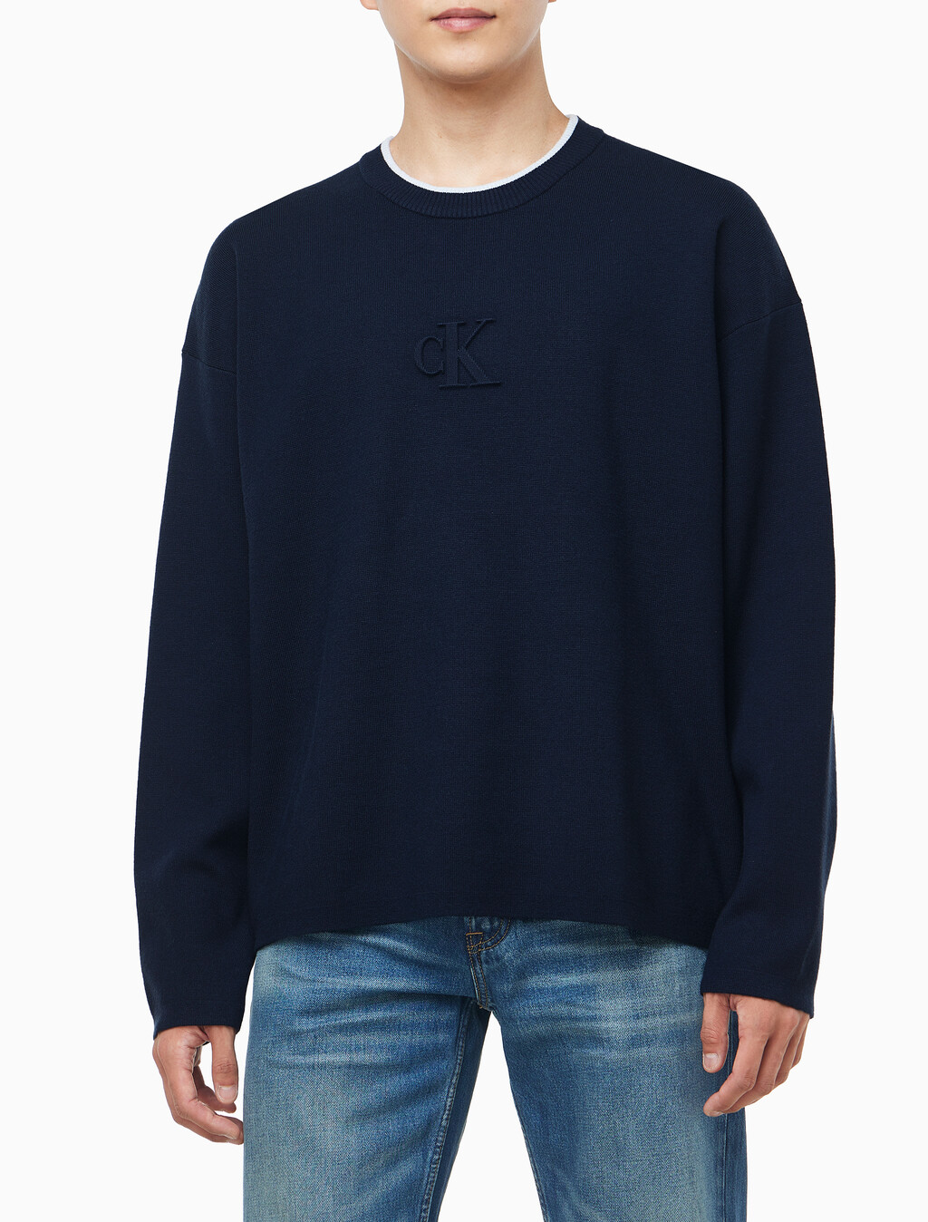 Buy 남성 엠보스드 로고 크루넥 스웨터 in color DARK SAPPHIRE