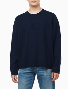 Buy 남성 엠보스드 로고 크루넥 스웨터 in color DARK SAPPHIRE