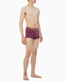 Buy 남성 퓨쳐쉬프트 마이크로 로우라이즈 트렁크 in color AMARANTH 