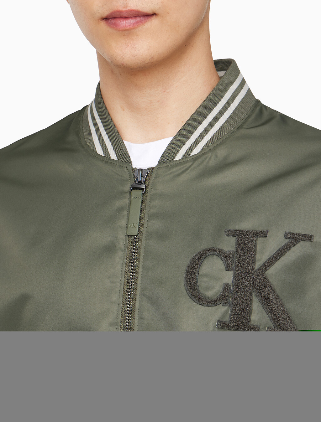 Buy 남성 티핑 디테일 히어로 패딩 보머 in color DUSTY OLIVE