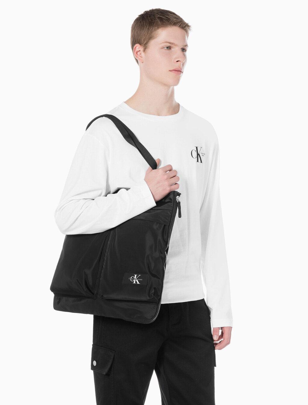 Buy 남성 CKJ 익스팬더블 헬멧 토트백 in color BLACK