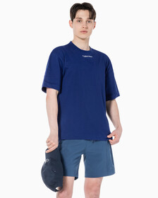 Buy 남성 CK 애슬레틱 릴렉스 핏 반팔 티셔츠 in color CRAYON BLUE