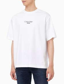 Buy 남성 릴렉스핏 CKJ 그래픽 반팔 티셔츠 in color BRILLIANT WHITE