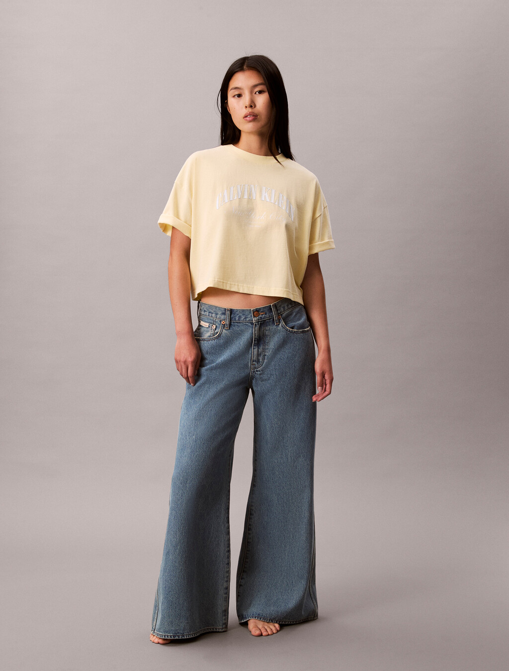 Buy 여성 크롭드 박시 헤리티지 체스트 로고 티 in color Light Yellow