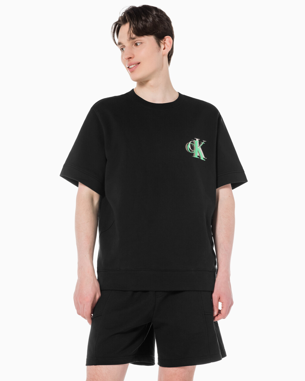Buy 남성 레귤러핏 오프 플레이스드 모노그램 스웨트 반팔 티셔츠 in color CK BLACK