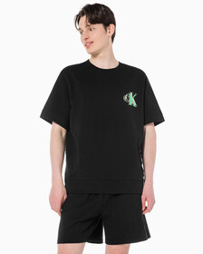 Buy 남성 레귤러핏 오프 플레이스드 모노그램 스웨트 반팔 티셔츠 in color CK BLACK