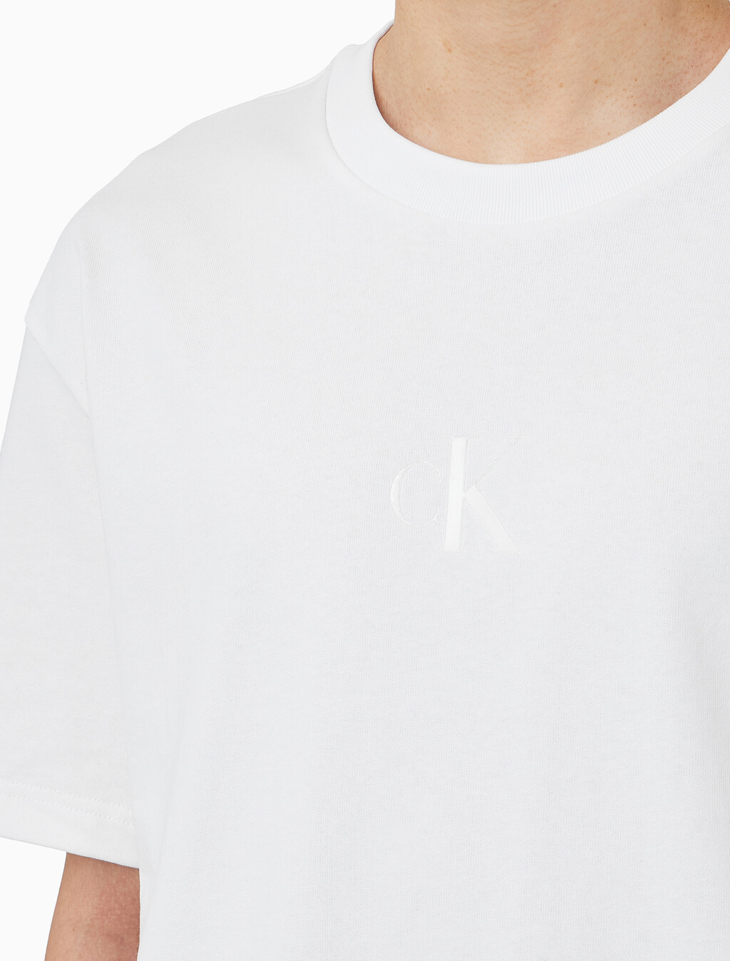 Buy 남성 릴렉스핏 CK 리퀴드 모노그램 로고 반팔 티셔츠 in color BRILLIANT WHITE
