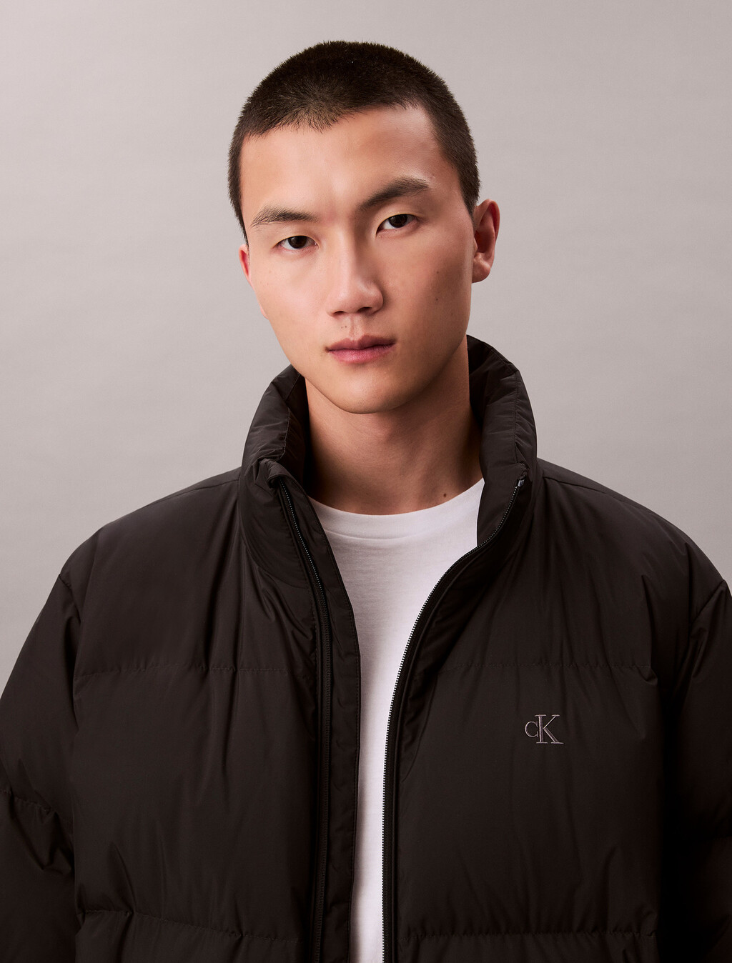 Buy 남성 릴랙스드 숏 다운 푸퍼 in color BLACK