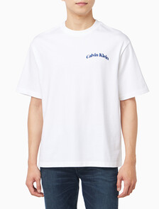 Buy 릴렉스드핏 16S 프론트백 빌딩 티 in color BRIGHT WHITE