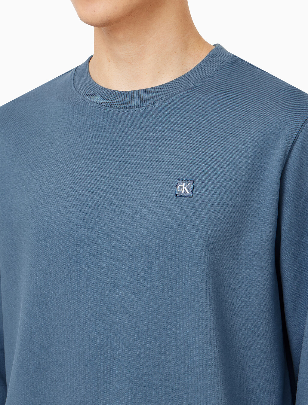 Buy 남성 레귤러핏 CK 뱃지 로고 스웻셔츠 in color BLUE