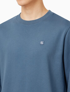 Buy 남성 레귤러핏 CK 뱃지 로고 스웻셔츠 in color BLUE
