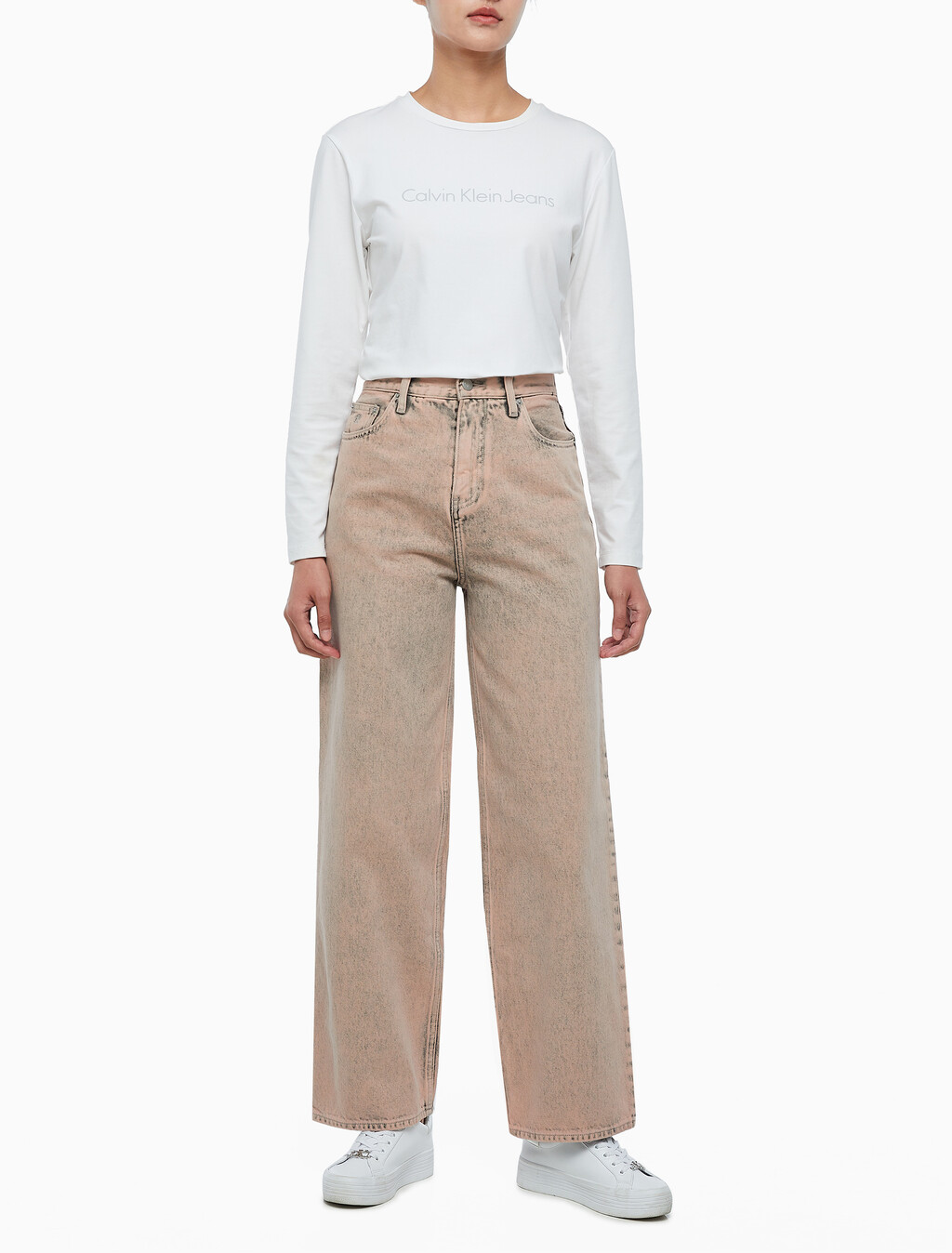 Buy 여성 하이라이즈 릴렉스핏 얼스 핑크 칼라 데님 in color MID BLUE BACK EMBRO